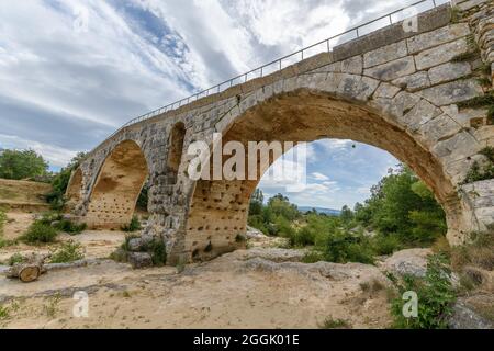 Il ponte Julien, ponte romano su un fiume. Ponte romano nel Luberon. Foto Stock