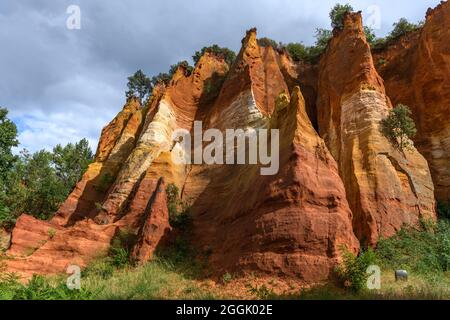 Luberon ocra vicino al villaggio di Roussillon. Meraviglia geologica in Provenza. Foto Stock