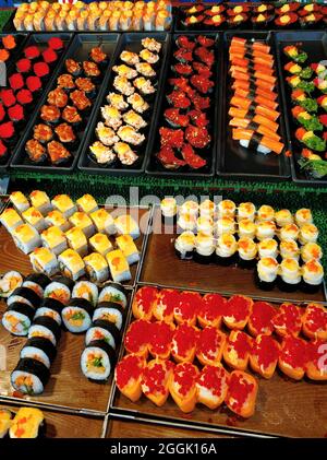 Vetrina di sushi al mercato alimentare notturno in Thailandia. Foto Stock