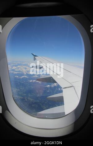 Sopra le nuvole, vista in aereo delle montagne Foto Stock