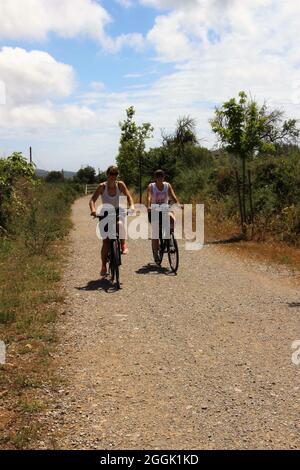 Due giovani donne sulla pista ciclabile Vias Verdes, da Arta a Son Selvera, Isole Baleari, Maiorca, Spagna Foto Stock