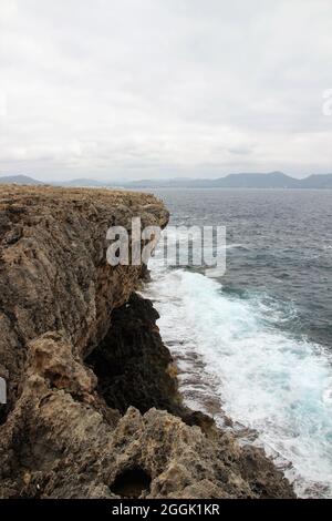 Spiaggia rocciosa, rocce a Punta de n'Amer, Cala Millor, Maiorca, Isole Baleari, Spagna Foto Stock