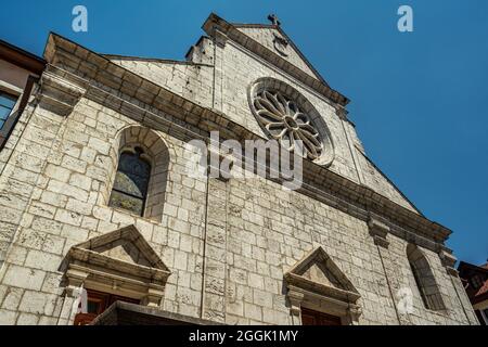 La facciata della cattedrale rinascimentale di San Pietro in Annecy in Francia. La chiesa è un monumento storico della Francia dal 1906. Alta Savoia Foto Stock