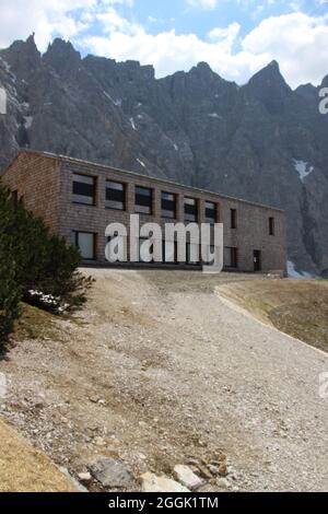 Horst-Wels-Haus, casa di alloggio vicino al Falkenhütte 1848 m, di fronte alle mura di Laliderer, Austria, Tirolo, Karwendel, estate, Montagne, Ka Foto Stock