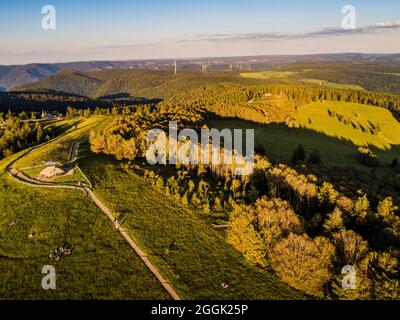 Atmosfera al tramonto sulla cima di Kandel nella Foresta Nera centrale. Drone foto della cima Kandel con la piramide sommitale e gli escursionisti. Il Kandel si trova a 1241.3 m slm. NHN il punto più alto della Foresta Nera di mezzo e la montagna locale della città di Waldkirch, distretto di Emmendingen, Foresta Nera, Baden-Württemberg Foto Stock