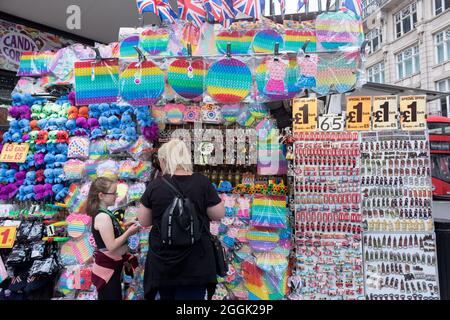 Londra, Regno Unito. 31 ago 2021. Una donna acquista un souvenir per sua figlia in un negozio di souvenir in Oxford Street a Londra. Credit: SOPA Images Limited/Alamy Live News Foto Stock