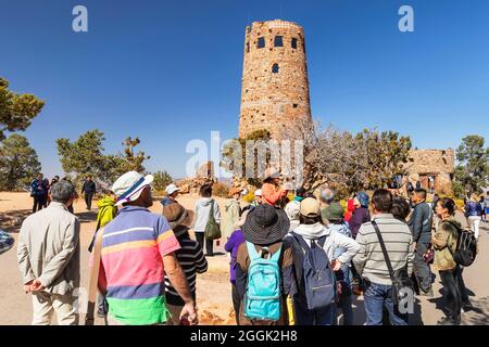 Gruppo turistico alla Desert View Watch Tower, South Rim, Grand Canyon National Park, Arizona, USA Foto Stock