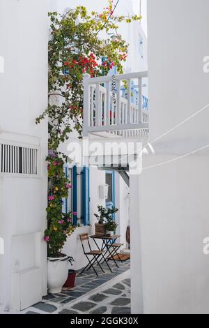 Tavolo e sedie all'esterno di una tradizionale casa bianca con dettagli blu a Hora (Mykonos Town), Grecia, fuoco selettivo. Foto Stock