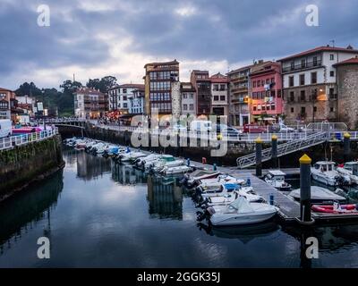 Atmosfera serale nel porto di Llanes nelle Asturie Foto Stock