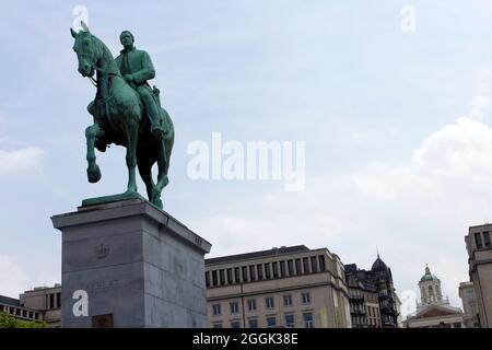 Statua equestre di Re Alberto i di fronte alla Biblioteca reale del Belgio di Alfred Courtens (1951). Foto Stock