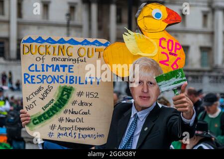 Londra, Regno Unito. 1 settembre 2021. Borish Johnson and Cop out 26 - la ribellione di estinzione continua le sue due settimane con una protesta Greenwash che termina a Trafalgar Square, sotto il nome di ribellione impossibile. Credit: Guy Bell/Alamy Live News Foto Stock