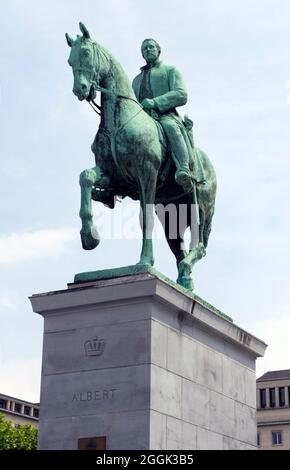 Statua equestre di Re Alberto i di fronte alla Biblioteca reale del Belgio di Alfred Courtens (1951). Foto Stock