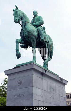 Statua equestre di Re Alberto i di fronte alla Biblioteca reale del Belgio di Alfred Courtens (1951). Foto Stock