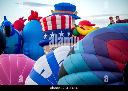 Palloncini colorati ad aria calda e mongolfiera 'Uncle Sam' a forma speciale, Albuquerque International Balloon Fiesta, Albuquerque, New Mexico USA Foto Stock