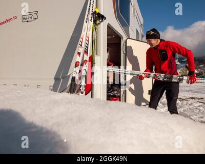 Inverno campeggio con il camper. Gresse-en-Vercors. Foto Stock