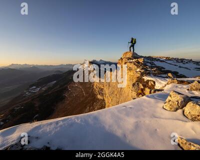 Tour con racchette da neve nelle Alpi francesi, regione Auvergne-Rhône-Alpes Foto Stock