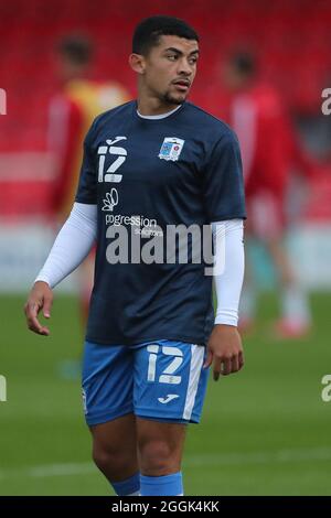 ACCRINGTON, REGNO UNITO. IL 31 AGOSTO Josh Gordon di Barrow si riscalda durante la partita del Trofeo EFL tra Accrington Stanley e Barrow al Wham Stadium di Accrington martedì 31 agosto 2021. (Credit: Mark Fletcher | MI News) Credit: MI News & Sport /Alamy Live News Foto Stock