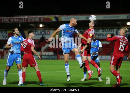 ACCRINGTON, REGNO UNITO. IL 31 AGOSTO Jason Taylor of Barrow contesta un header con Jack Nolan di Accrington Stanley durante la partita del Trofeo EFL tra Accrington Stanley e Barrow al Wham Stadium di Accrington martedì 31 agosto 2021. (Credit: Mark Fletcher | MI News) Credit: MI News & Sport /Alamy Live News Foto Stock