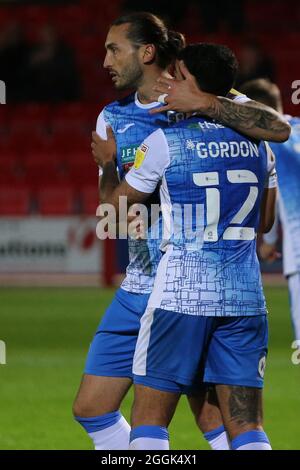 ACCRINGTON, REGNO UNITO. 31 AGOSTO Oliver Banks festeggia con Josh Gordon dopo aver segnato il secondo gol dal punto di rigore durante la partita del trofeo EFL tra Accrington Stanley e Barrow al Wham Stadium di Accrington martedì 31 agosto 2021. (Credit: Mark Fletcher | MI News) Credit: MI News & Sport /Alamy Live News Foto Stock