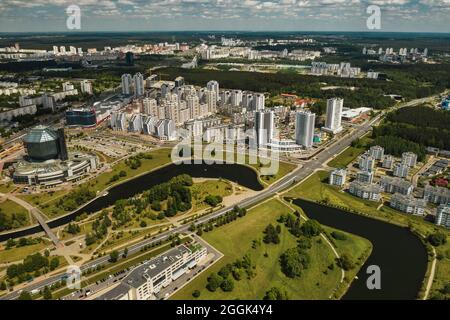 Vista dall'alto della Biblioteca Nazionale e di un nuovo quartiere con un Parco a Minsk, la capitale della Repubblica di Bielorussia, un edificio pubblico. Foto Stock