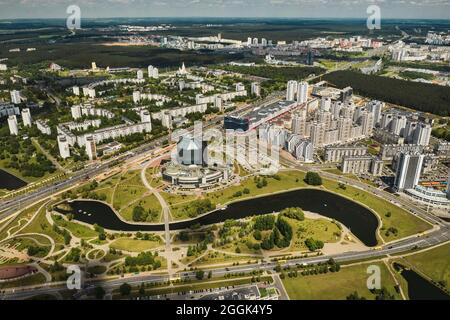 Vista dall'alto della Biblioteca Nazionale e di un nuovo quartiere con un Parco a Minsk, la capitale della Repubblica di Bielorussia, un edificio pubblico. Foto Stock