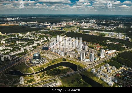 Vista dall'alto della Biblioteca Nazionale e di un nuovo quartiere con un Parco a Minsk, la capitale della Repubblica di Bielorussia, un edificio pubblico. Foto Stock