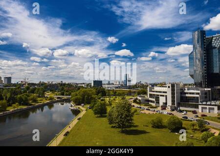 Vista dall'alto della Biblioteca Nazionale e di un nuovo quartiere con un Parco a Minsk, la capitale della Repubblica di Bielorussia, un edificio pubblico. Foto Stock