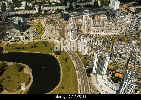 Vista dall'alto della Biblioteca Nazionale e di un nuovo quartiere con un Parco a Minsk, la capitale della Repubblica di Bielorussia, un edificio pubblico. Foto Stock