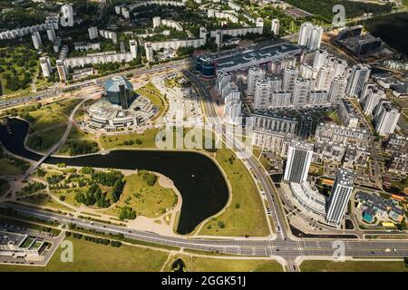 Vista dall'alto della Biblioteca Nazionale e di un nuovo quartiere con un Parco a Minsk, la capitale della Repubblica di Bielorussia, un edificio pubblico. Foto Stock