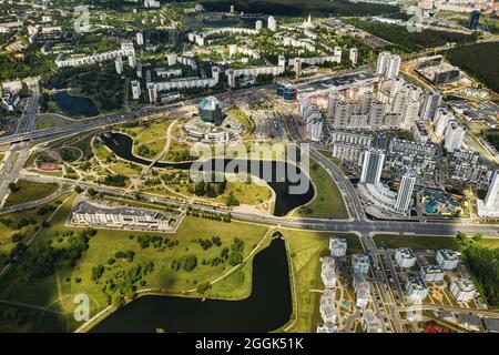 Vista dall'alto della Biblioteca Nazionale e di un nuovo quartiere con un Parco a Minsk, la capitale della Repubblica di Bielorussia, un edificio pubblico. Foto Stock