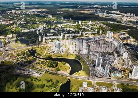 Vista dall'alto della Biblioteca Nazionale e di un nuovo quartiere con un Parco a Minsk, la capitale della Repubblica di Bielorussia, un edificio pubblico. Foto Stock