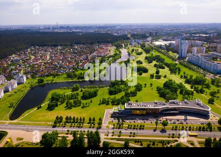 Fotografia aerea dall'alto di un gran numero di edifici residenziali nel distretto orientale di Minsk. Distretto di Minsk fiume Svisloch. Bielorussia. Foto Stock