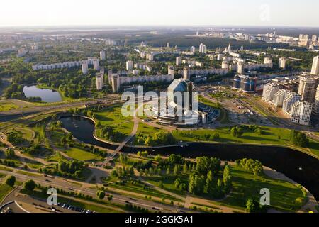 Vista dall'alto della Biblioteca Nazionale e di un nuovo quartiere con un Parco a Minsk, la capitale della Repubblica di Bielorussia, un edificio pubblico. Foto Stock