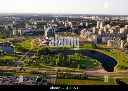 Vista dall'alto della Biblioteca Nazionale e di un nuovo quartiere con un Parco a Minsk, la capitale della Repubblica di Bielorussia, un edificio pubblico. Foto Stock