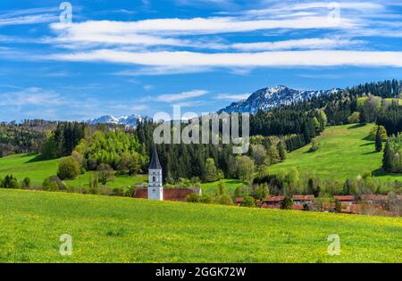 Germania, Baviera, alta Baviera, Pfaffenwinkel, Habach, Vista sulla città con la chiesa di Sankt Ulrich contro Soierngebirge e Herzogstand Foto Stock