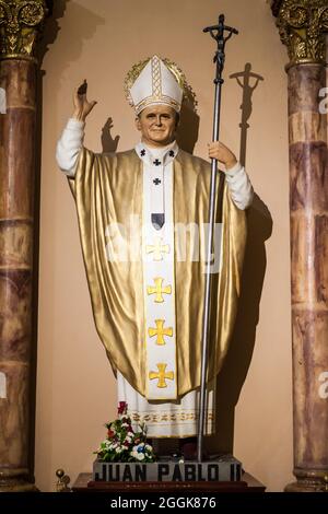 CUENCA, ECUADOR - 17 GIUGNO 2015: Statua di Papa Giovanni Paolo II nella Cattedrale Nuova (Catedral de la Inmaculada Concepcion), Cuenca, Ecuador Foto Stock