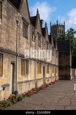 Campden Almshouses. Fila di antichi almshouses in pietra in Church Street, vicino alla chiesa di St James nella città di Cotswold di Chipping Campden, Regno Unito. Foto Stock