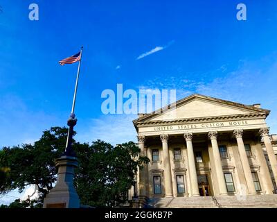 Charleston, Carolina del Sud. United state Custom House con bandiera statunitense Foto Stock