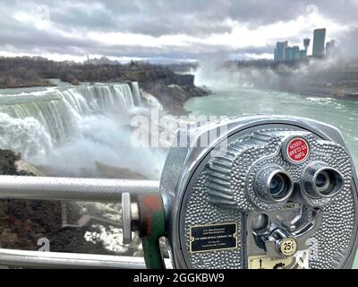 Cascate del Niagara, patrimonio dell'umanità dell'UNESCO. 25 cent in affitto binocolo fornire uno sguardo più da vicino alle cascate Foto Stock