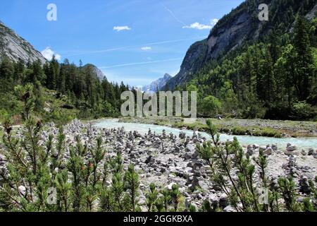 Figure in pietra sull'Isar, Hinterautal, l'Alto Isar, la Valle dell'Isar vicino a Scharnitz, i Monti Karwendel, il Tirolo Austria Foto Stock