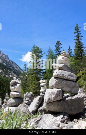 Figure in pietra sull'Isar, Hinterautal, l'Alto Isar, la Valle dell'Isar vicino a Scharnitz, i Monti Karwendel, il Tirolo Austria Foto Stock