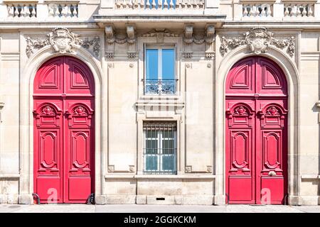 Parigi, due porte di legno, edificio tipico nel 7 ° arrondissement, un quartiere di lusso Foto Stock