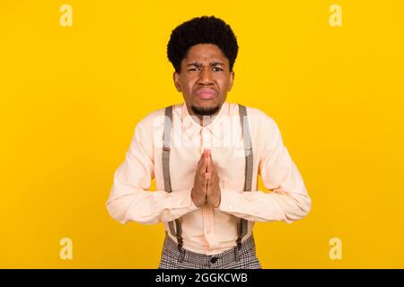 Photo Portrait uomo in maglietta sospenditori bisogno di aiuto chiedere circa desiderio isolato vibrante colore sfondo giallo Foto Stock