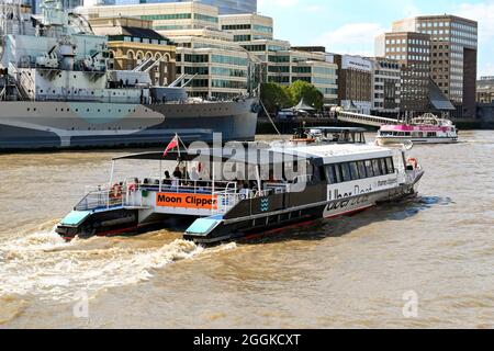 Londra, Inghilterra - Agosto 2021: Vista laterale di un taxi d'acqua Thames Clipper sul Tamigi. Il traghetto è sponsorizzato da Uber. Foto Stock