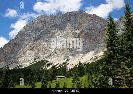 View, Ehrwalder Alm, Ehrwalder Bergbahn, Austria, Tirolo, Ehrwald, Zugspitze (2962 m) Foto Stock