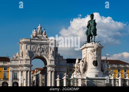 Particolare della statua del Re D. Jose in Piazza Comercio (Praca do Comercio) con lo sfondo dell'Arco Trionfale di Rua Augusta, nella città di Lis Foto Stock