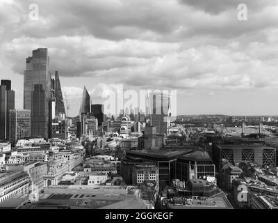 Londra, Greater London, Inghilterra, agosto 24 2021: Vista elevata verso i grattacieli di Londra, tra cui il Walkie Talkie a destra del centro e Canary Wharf Foto Stock