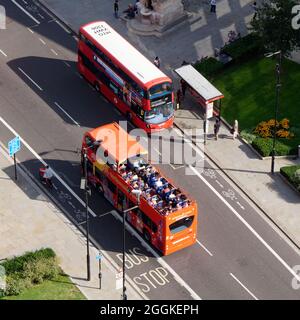 Londra, Greater London, Inghilterra, agosto 24 2021: Vista aerea di due autobus che passano l'uno dall'altro, uno è un autobus scoperto pieno di turisti. Foto Stock