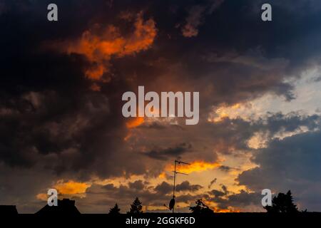 Nuvole di pioggia dalla tempesta che si avvicina al tramonto sopra la piccola città di Luckenwalde il 29.06.2021 Foto Stock