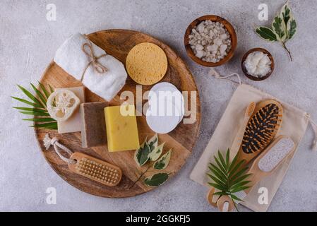 Accessori per la cura della pelle riutilizzabili. Concetto di stile di vita sostenibile senza sprechi Foto Stock